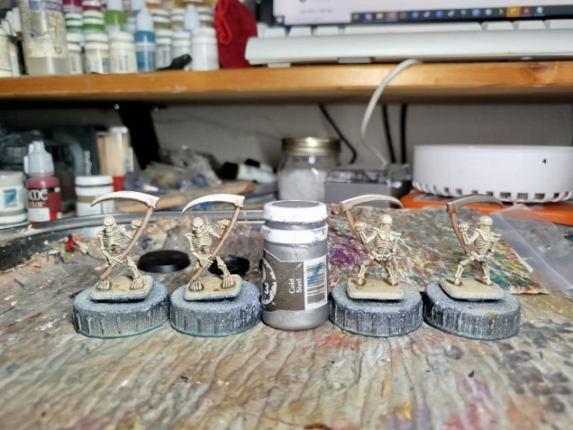 A quick drybrush to highlight and blur the staining