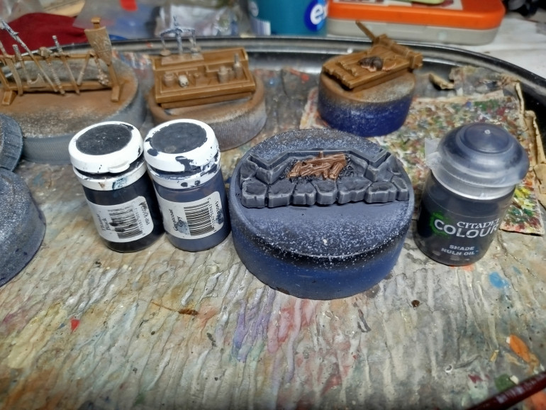 The coal was painted black, drybrushed dark grey, and then some Nuln Oil was added to the crevice's to restore depth