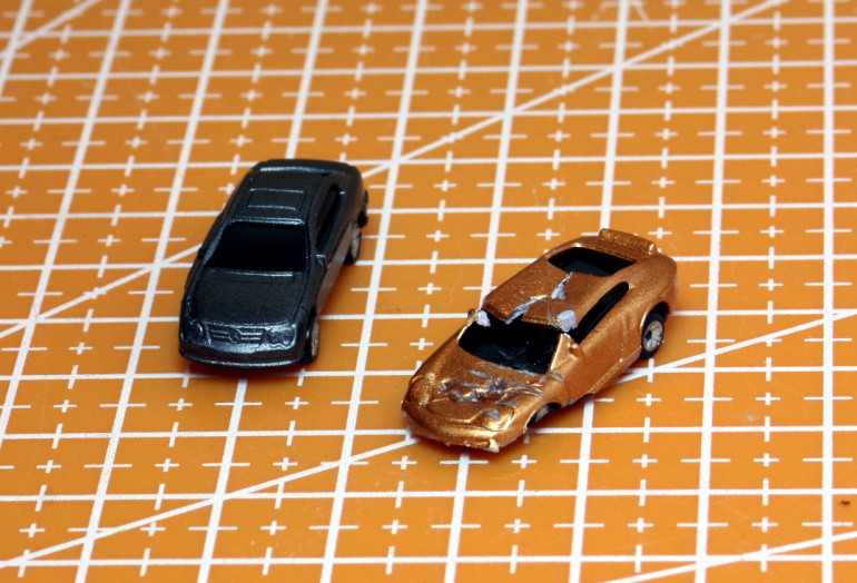 I managed to find some cars that are close to the 1/144 scale of the diorama.