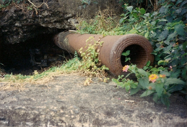 Maybe a 75mm? Not sure of the exact caliber but well capable of hitting all the landing beaches on the western side of the island.