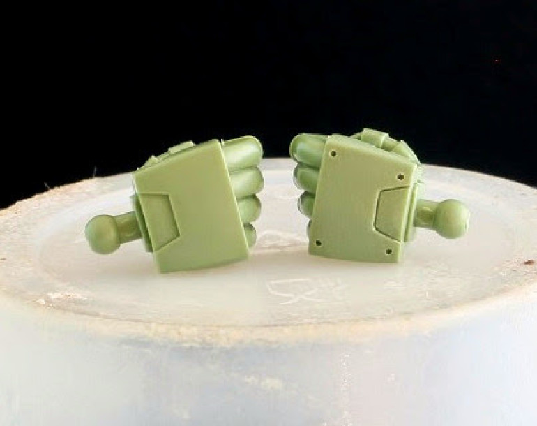 Simple detailing of the hands.