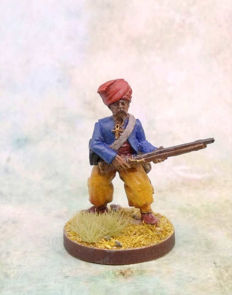 The yellow/ orange was achieved in an odd way. I tried to lighten up the trousers with some white and then use Casandora Yellow shade to tint it. This didn't work, so I added a white and Trollslayer Orange. This had more pigment of course but didn't give me the colour I wanted. I then turned to a thin Tamaya yellow paint that I had, but this didn't give me what I wanted. In the end I used a thin coat of Wraithbone and the Tamaya yellow and felt it was time to end the journey there. I have other yellows that I should have used, so this is a failed recipe that got me to a mediocre result.