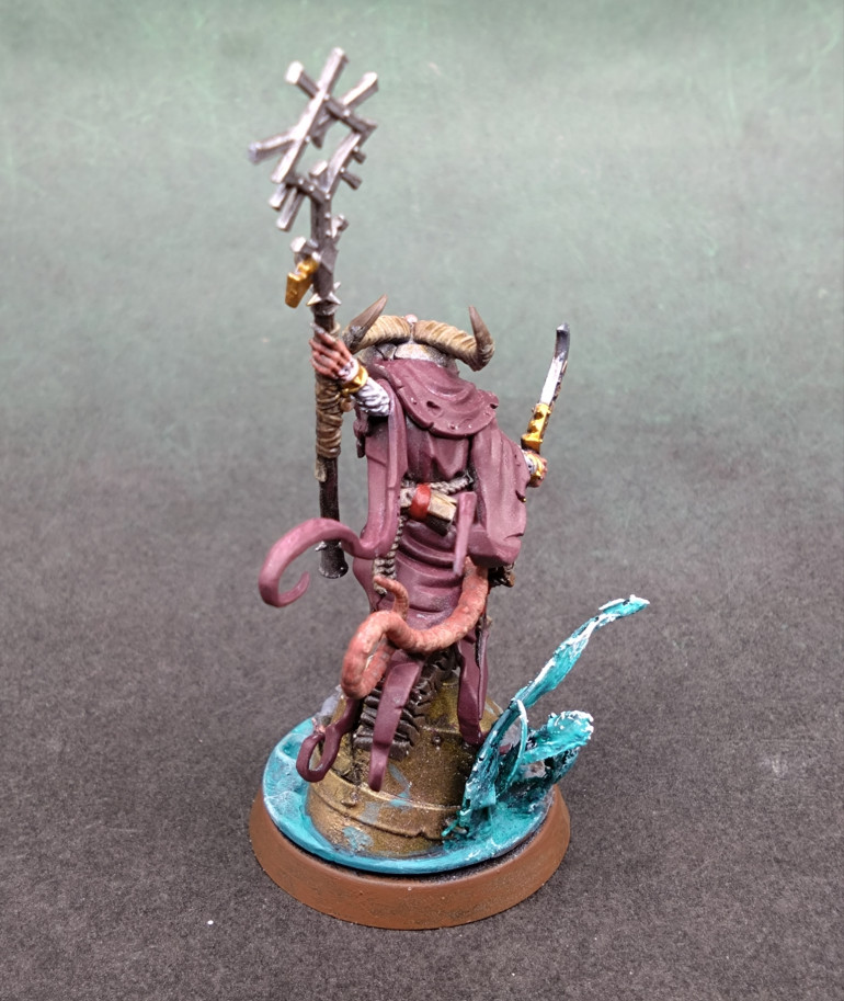 The basing was fun. I coaxed the dried up contrast paint from the lid of a pot. Then I super glued it down to the base. I highlighted the edges in white. Other than that,