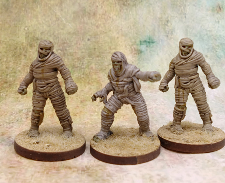 I went for Athonian Camoshade to taint the faces and exposed skin with a mild green tone. The rest were hit with Agrax Earthshade. Then to make it easier to tell them apart I tried different levels of bandage highlight. One barely dry brushed, one drybrushed more heavily and one with a higher white highlight.