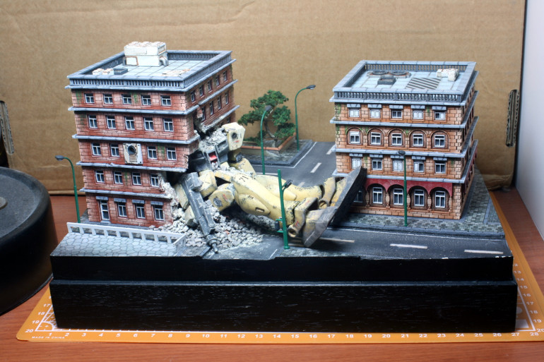 The mobile suit was painted, panel lined and weather complete in oil paints - believe it!