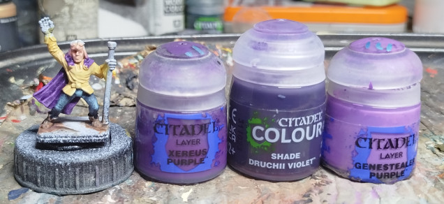 Base with GW Xeres Purple, wash with GW Druchii Violet, then drybrush with GW Genestealer Purple