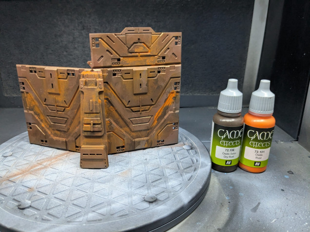 Going to the Vallejo special effects set, another two rusty effect paints were applied watered down a bit by brush. I then covered this in chipping medium through the airbrush.