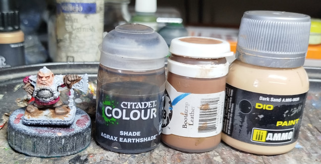 Base with P3 Bootstrap Leather, wash with GW Agrax Earthshade, then drybrush with A.Mig-0620 Dark Sand