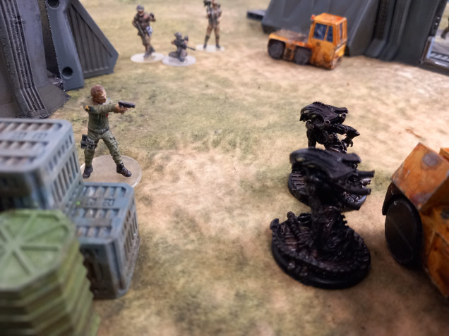 Not so lucky in the middle of the field where xenos are detected of the acid spitting variety. Luckily they appear in the field of fire and quickly disposed of