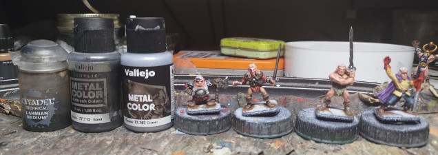 Base with VMC 77.712 Stee, wash with Jan’s Magimix, around just the base of the horn (6-8 Parts GW Nuln Oil, 6-8 Parts GW Agrax Earthshade, 5-6 Parts Lahmium Medium, 2 parts Athonian Camoshade. Thanks, Januinevision), then layer/edge highlight with a mix of the steel and VMC 77.707 Chrome, then just Chrome