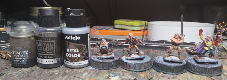 Base with VMC 77.712 Stee, wash with Jan’s Magimix, around just the base of the horn (6-8 Parts GW Nuln Oil, 6-8 Parts GW Agrax Earthshade, 5-6 Parts Lahmium Medium, 2 parts Athonian Camoshade. Thanks, Januinevision), then layer/edge highlight with a mix of the steel and VMC 77.707 Chrome, then just Chrome