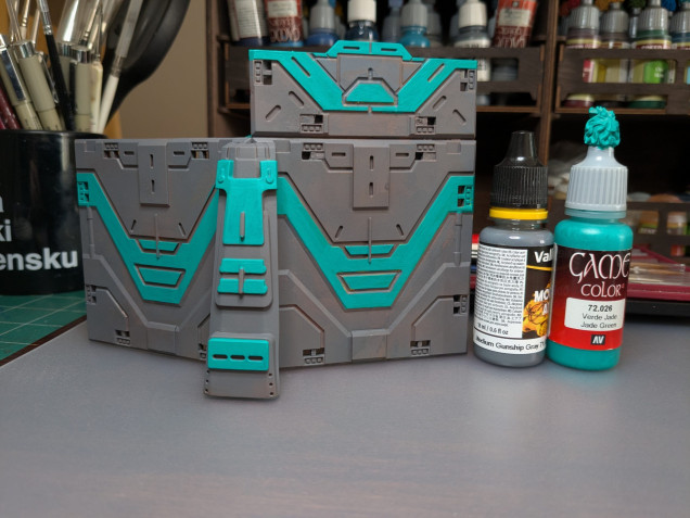 This is actually the same colour grey as in the last image, but under different light and with the contrasting Jade Green applied by brush.