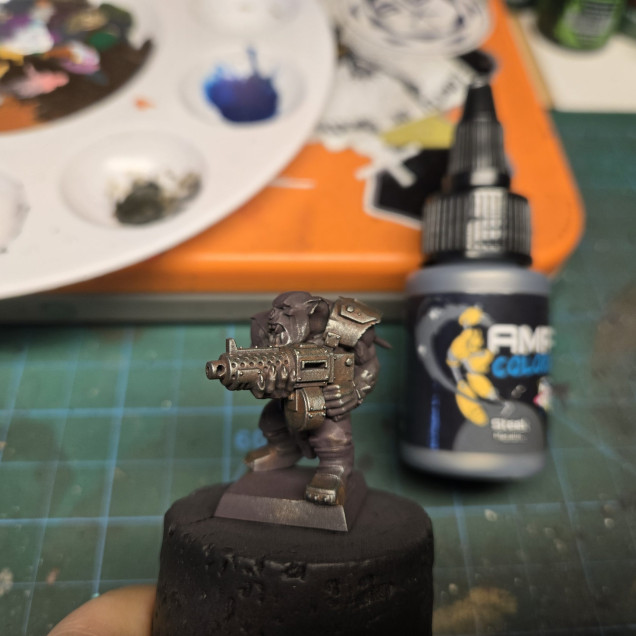 Finally I lightly drybrush steel from pro-acryl.