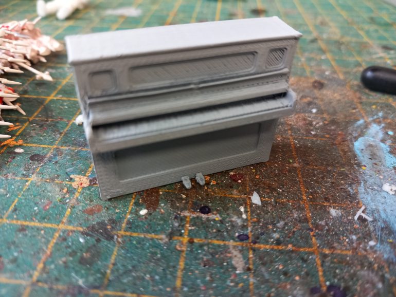 My cabin has been sitting in the corner looking groovy but I still haven't completed the interior. Now I have a 3d printer I had a look for a decent piano which I scaled to fit my room.