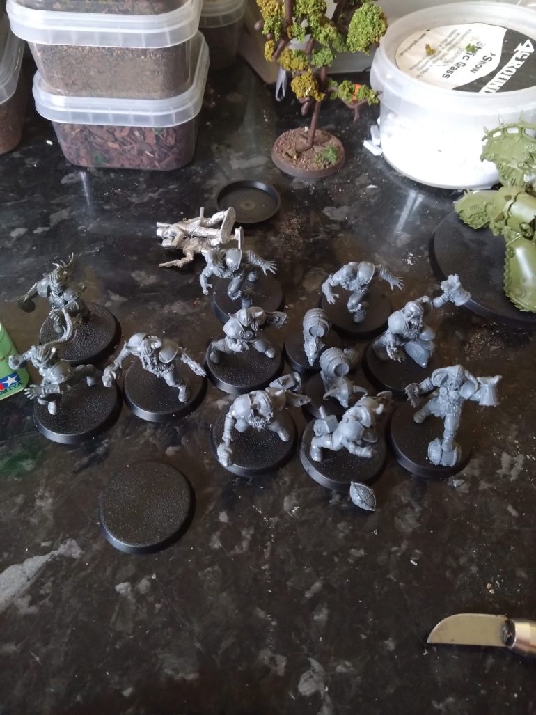 It seems that the latest rules are highly tied to out of the box lists. So I just built the minis as suggested in the box instructions.