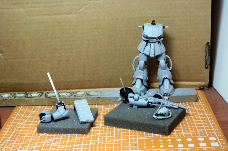 I primed everything by brush with Vallejo Ghost Grey Primer.