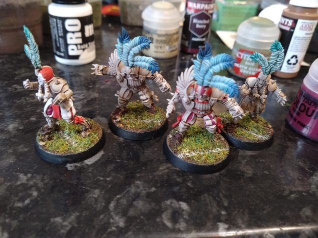 For some reason I didn't assemble all the minis in one go. The female lineman and the second Body Guard sculpt (4 minis) got made and primed white last.