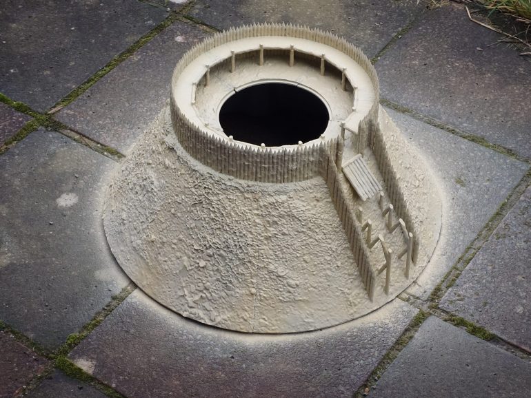 Finally got some half decent weather to get the Motte primed I started with zandri dust... That ran out so I had some sand coloured cans... 3 and a half cans later and I think I have it primed.