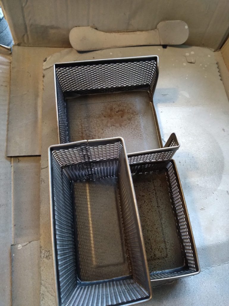 Where I sprayed the Dirty Down whilst the Leadbelcher was still not dry it gives a lovely grimey effect. 