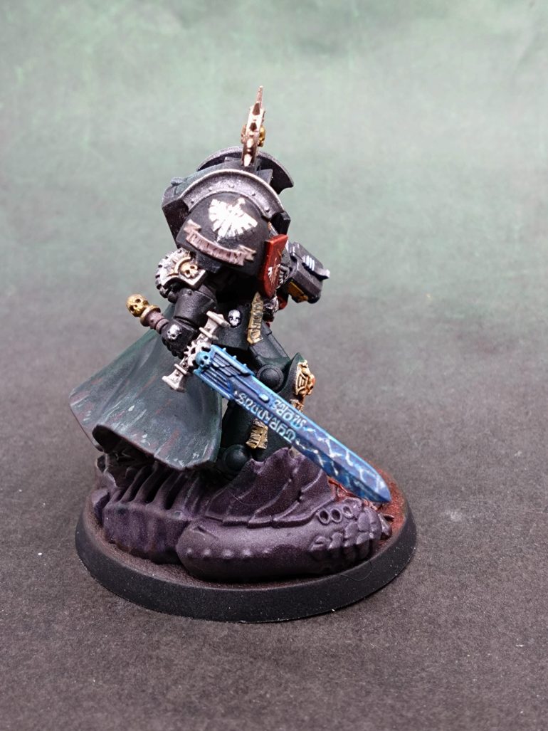 The lightening effort on the sword could have been better, but that's something sacrificed to get the model painted ASAP.