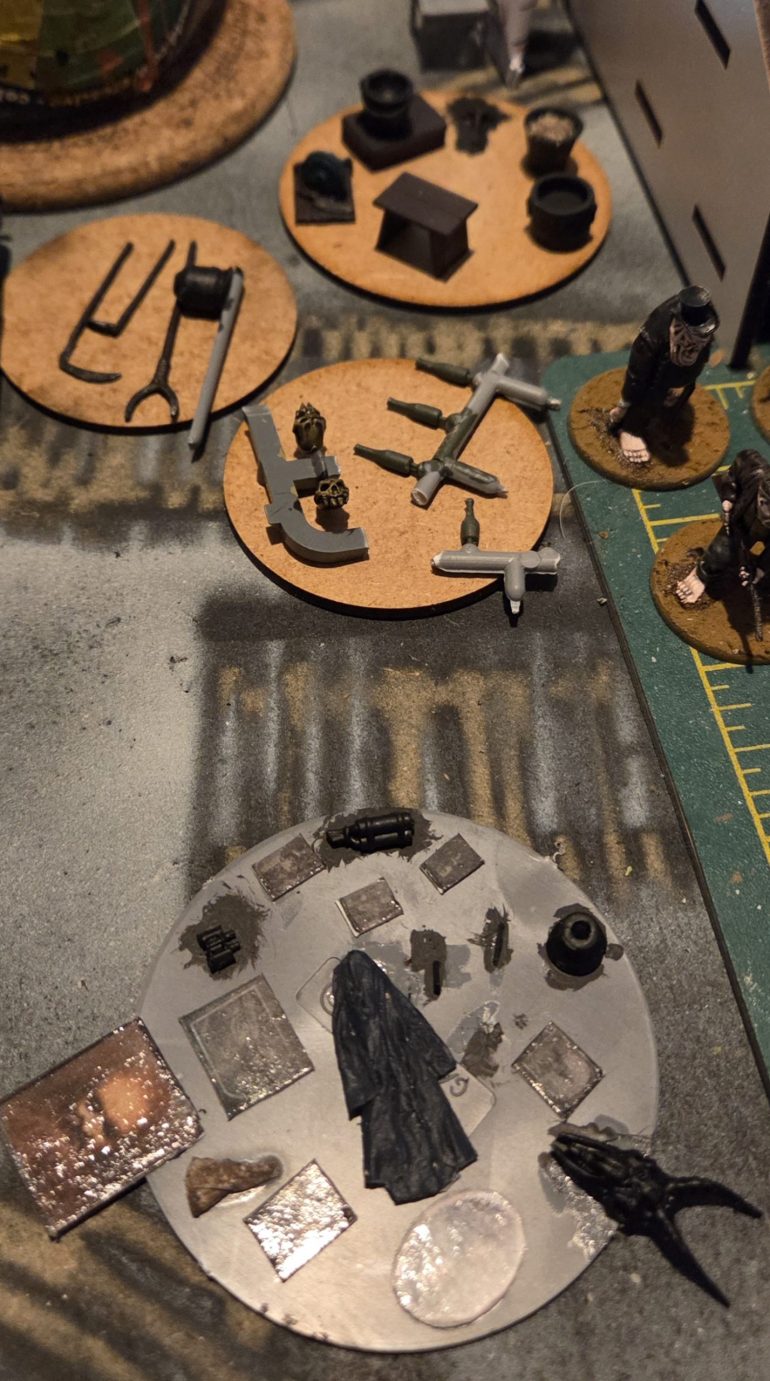 All the small details ready for painting. The framed prints are photos online, shrunk down, printed, glued on plastic card and several voats of gloss varnish, I just need to paint the frames.