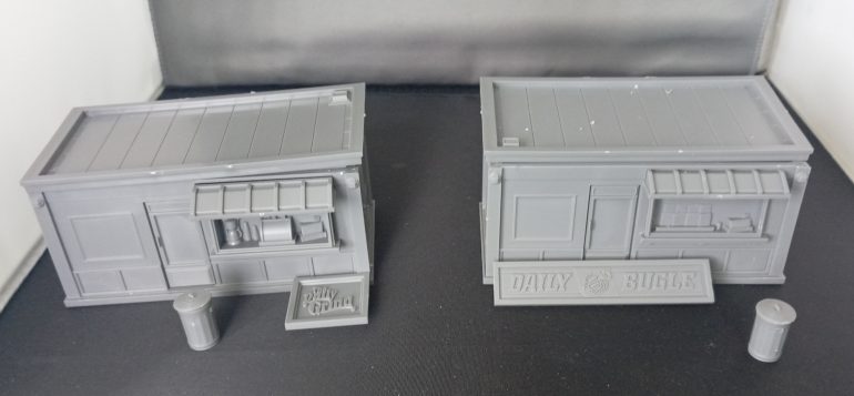 I'll attach the roof signs after painting. Might change the Daily Bugle for something else as I already have that from the Core set.