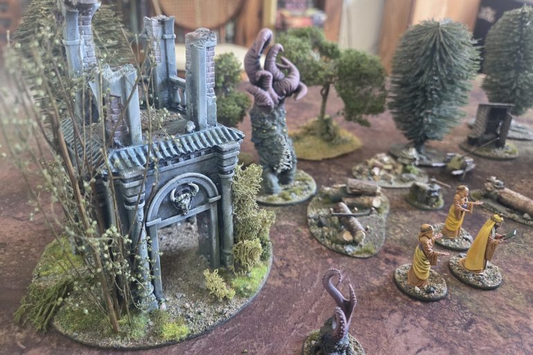 A Major and Minor Horror summoned next to the abandoned folly.