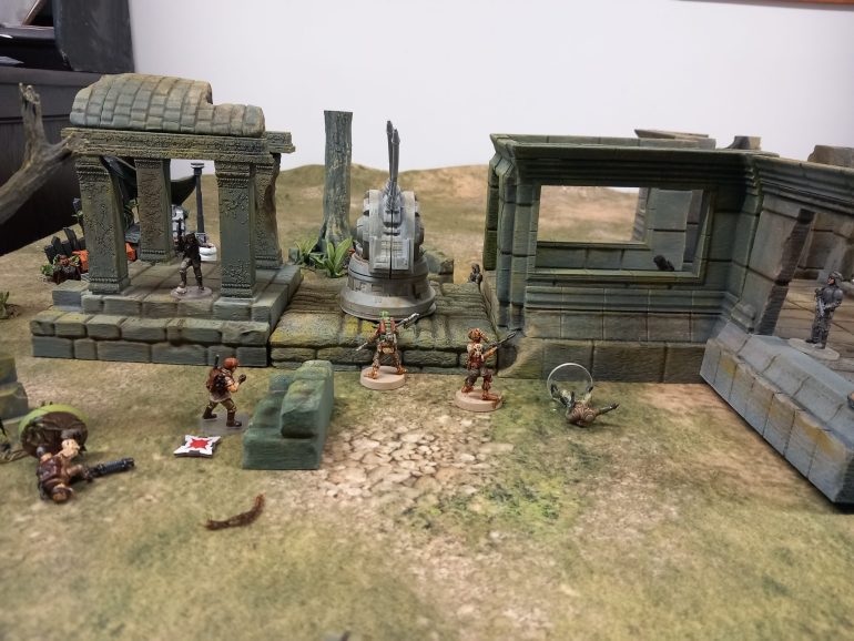 Shots from the imperials start to dodamage as the crew are caught in a crossfire