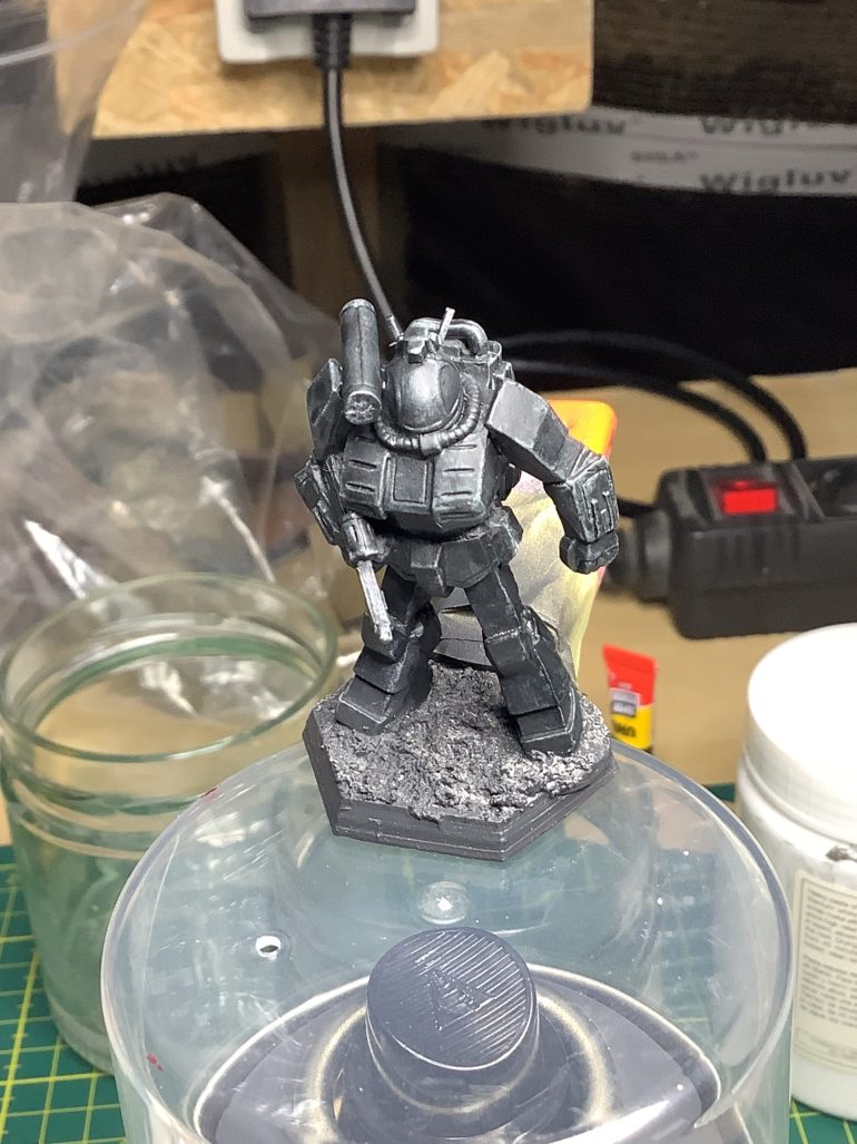 Finally painting on a black contrast paint. The contrast effect doesn‘t really turn out well here. I will wait and see how it turns out on the resin minis. Guess I will apply another light drybrush. Nevertheless, this is a good and efficient way to deal with the company.