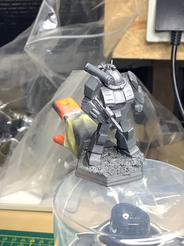 As a primer I used a dark grey from a spray can which gave a very nice even coverage. I guess the warm weather outside helps to achieve that nice finish.