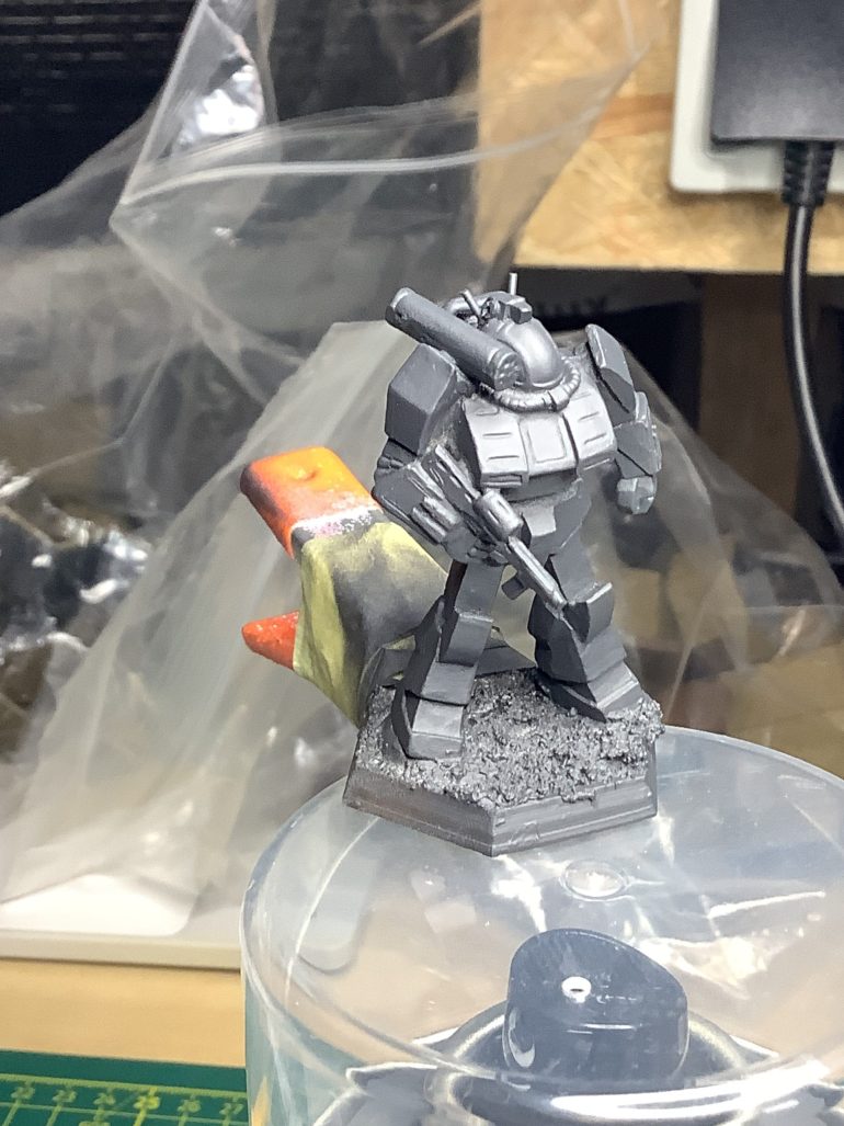 As a primer I used a dark grey from a spray can which gave a very nice even coverage. I guess the warm weather outside helps to achieve that nice finish.
