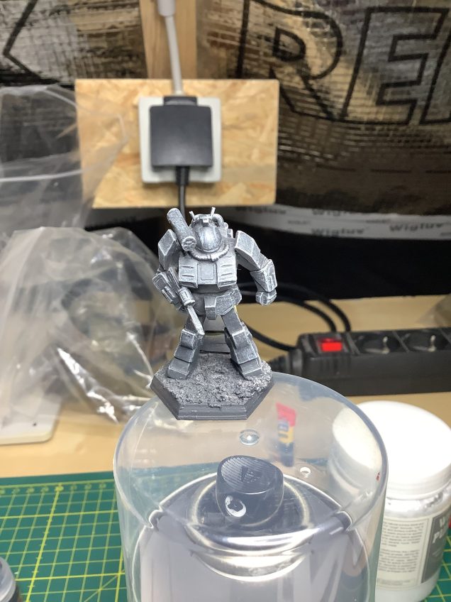 Next step a drybrush with a light grey.