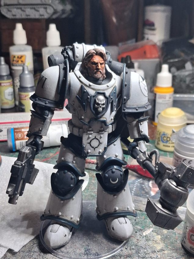 The marine head came out pretty well, i kind of messed up the supports so it had some cracks rather than start again i stuffed it with green stuff and left the cracks as wounds