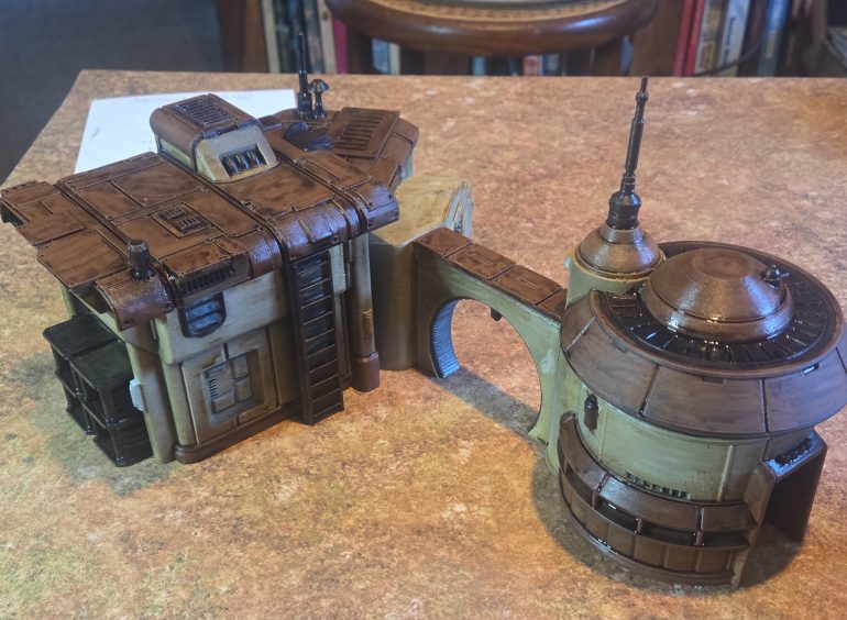 Firstly I base coated model, using Contrast Skeleton Horde on the walls, Contrast Cygor Brown for the metalwork and wiring, and AK WW1 French Brown for rhe roof and skirt with a grimdark shadow wash. 