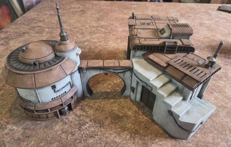 The walls were drybrushed with AK Milky Coffee upthrough ( two in-between drybrushes adding the top highlight to the base highlight) to Brainmatter Beige.