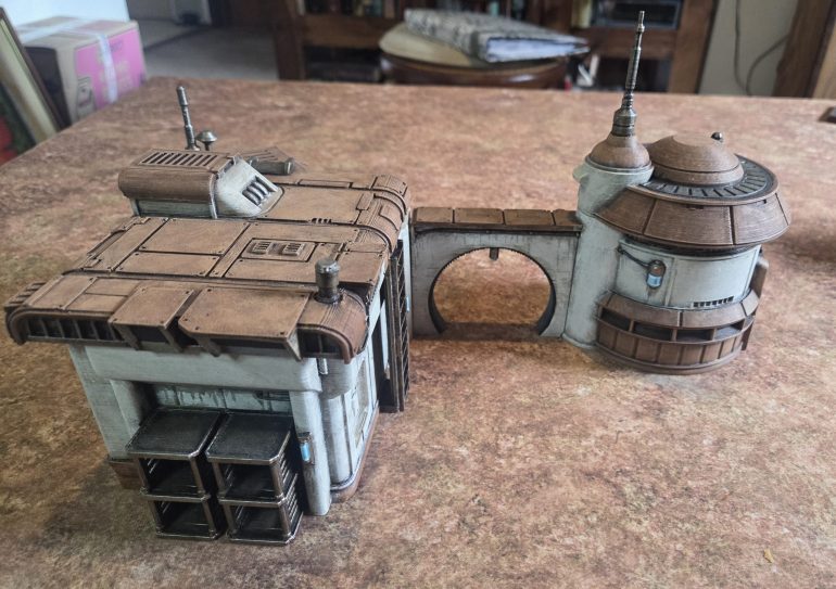 For the megal work I primarily drybrushed with various golds and bronze ( Army Painter; Weapon Bronze, Aztec Gold, Emperor's gold, shining gold) with some silver for a final highlight. The lights were painted with Army Painter Sheildwall Blue upto white.