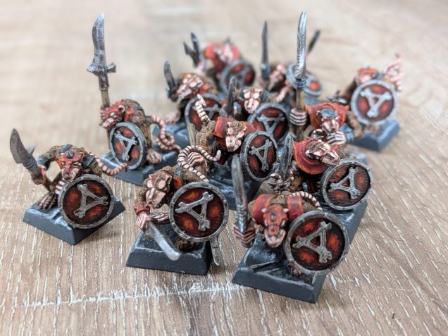 To differentiate my Skaven I went with a red colour scheme. The shields I drew up pull the unit together nicely.