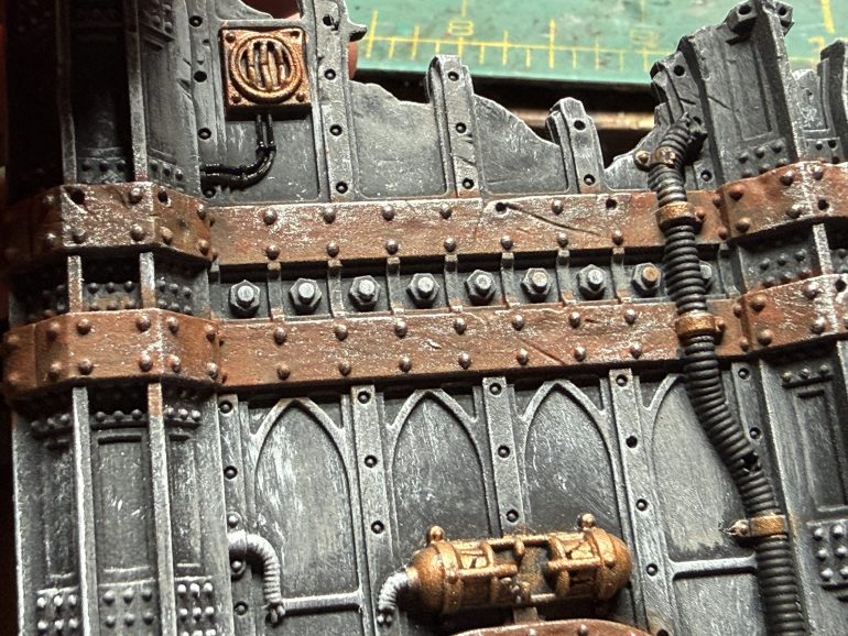 When dry, drybrush these brown areas with medium metallic paint, being careful no to overdo it.