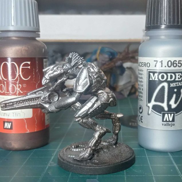 Metallic base for the armour