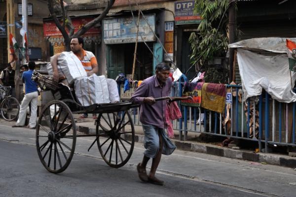 Hand-pulled_Rickshaw_-_Surya_Sen_Street_-_Kolkata_2014-01-01_1773